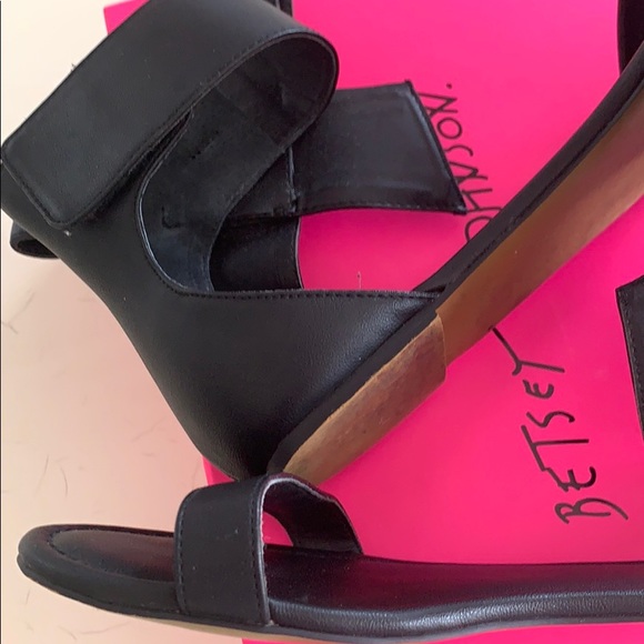 BOWS & BETSY. VINTAGE BETSY JOHNSON SANDALS - Picture 5 of 8